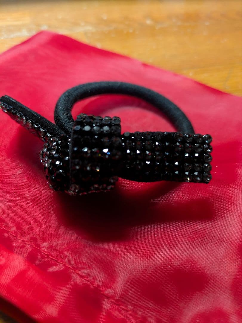 [未使用．美品] acca クリスタルガラス付き黒ヘアゴム