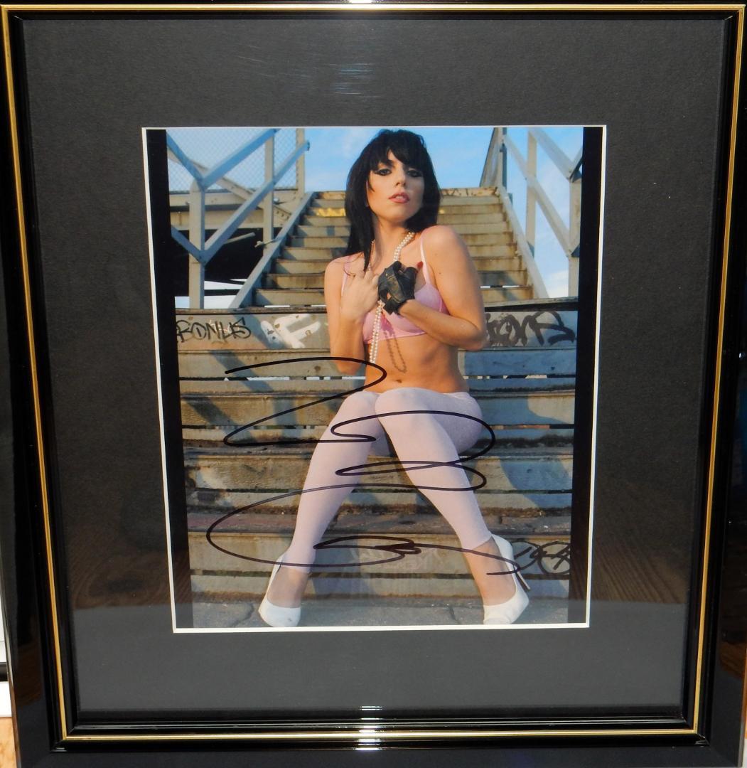 ＊大特価＊レディー・ガガ　サイン入りポートレート額装済み　真正証明書付き