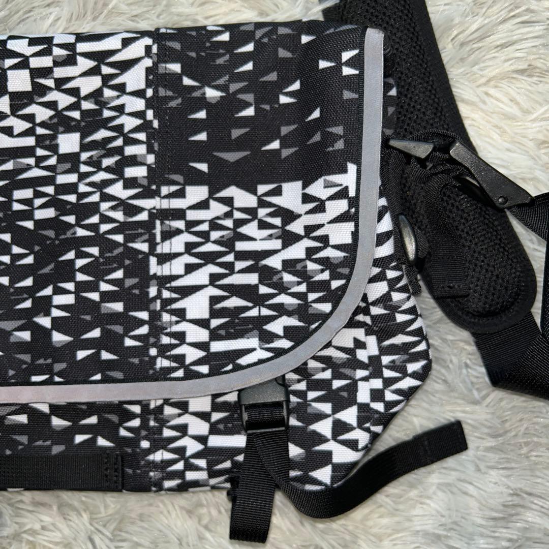 【新品】TIMBUK2 クラシックメッセンジャーバッグ Sサイズ 幾何学模様