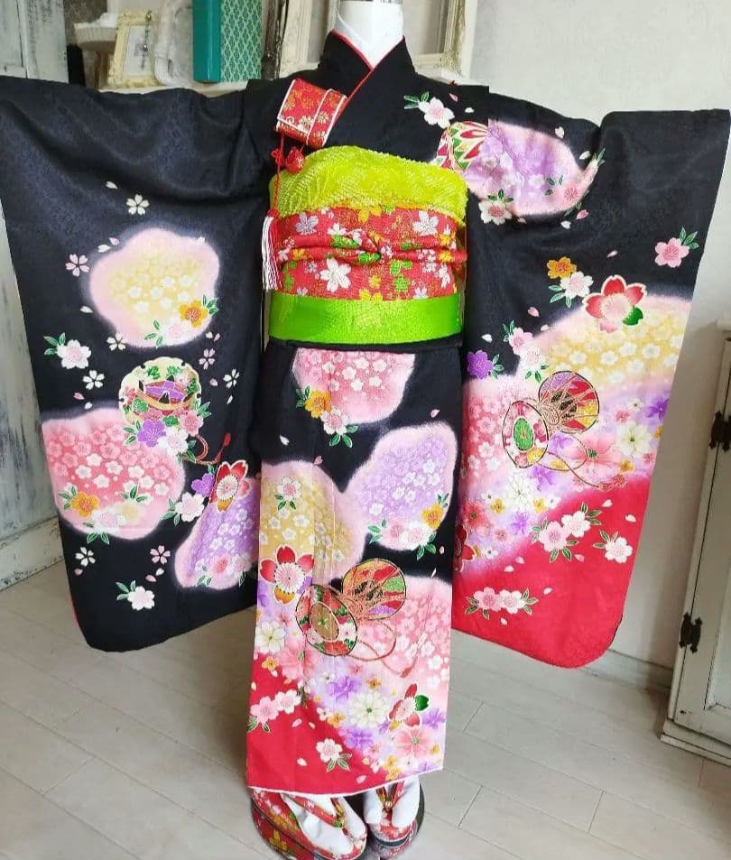 正絹黒色にぼかしの花模様の着物と作り帯のフルセット