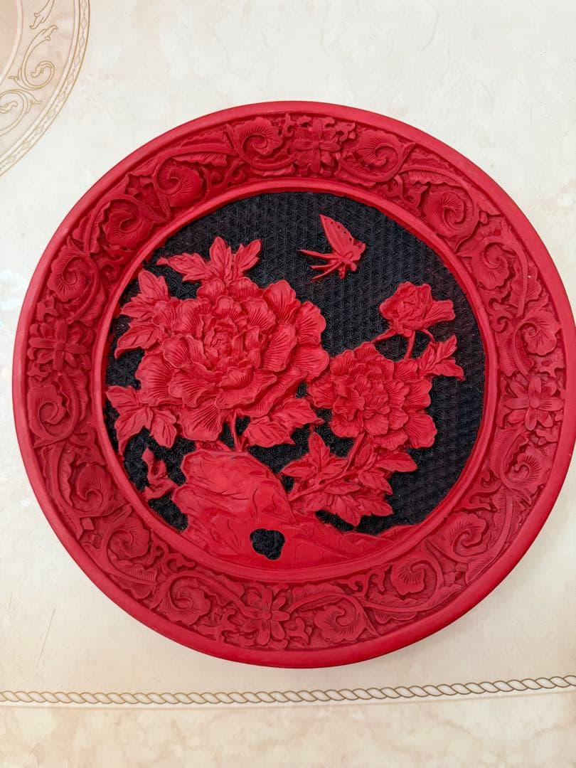 新品　赤い花彫刻の皿　手掘り