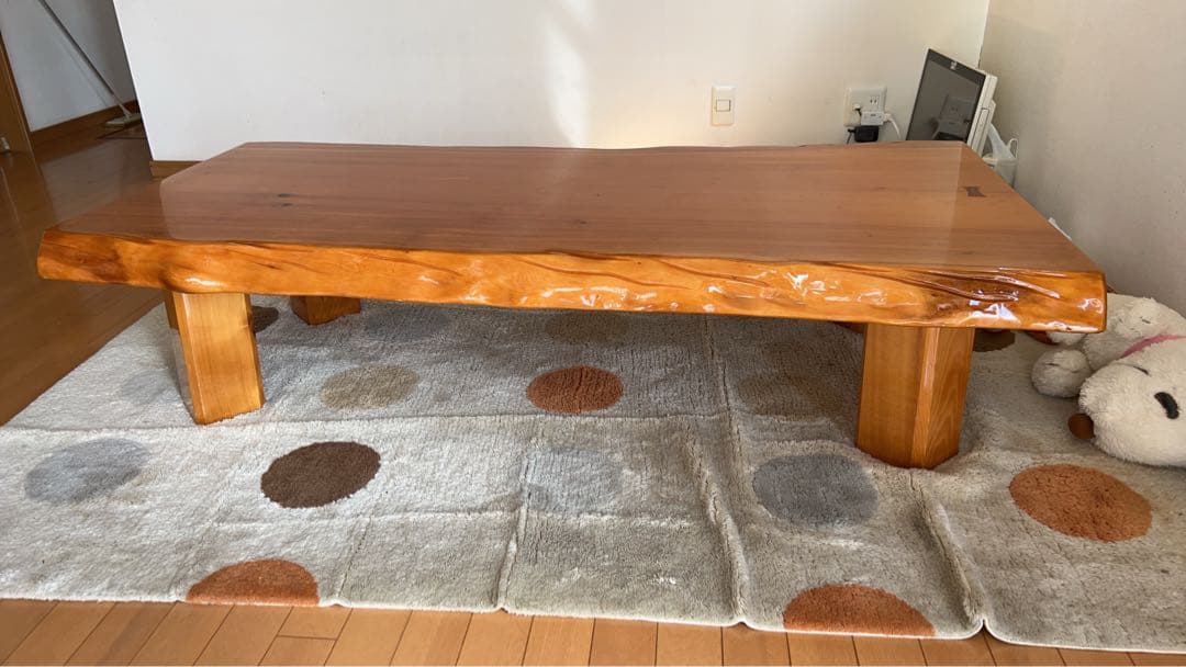 イチョウの一本木のテーブル