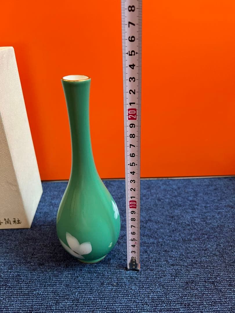 1139 香蘭社　金彩　グリーン白い蝶　花瓶　未使用