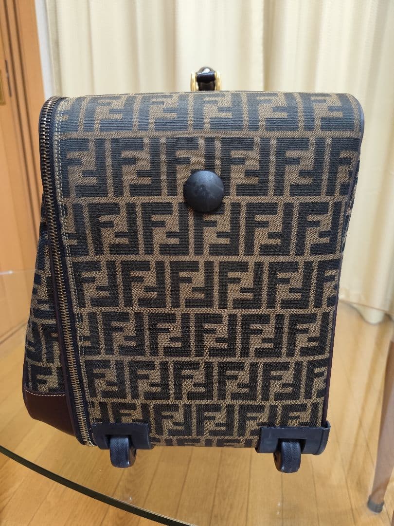 値下げ超貴重品FENDI　ズッカ柄の2輪大型 キャリーケース イタリア直営店購入