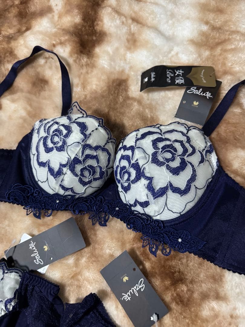 ワコールサルート未使用タグ付きネイビー 花柄ブラジャーショーツセットC70