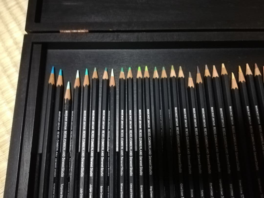 値下げ DERWENTダーウェント スタジオ色鉛筆 72本セット 木製ケース入り