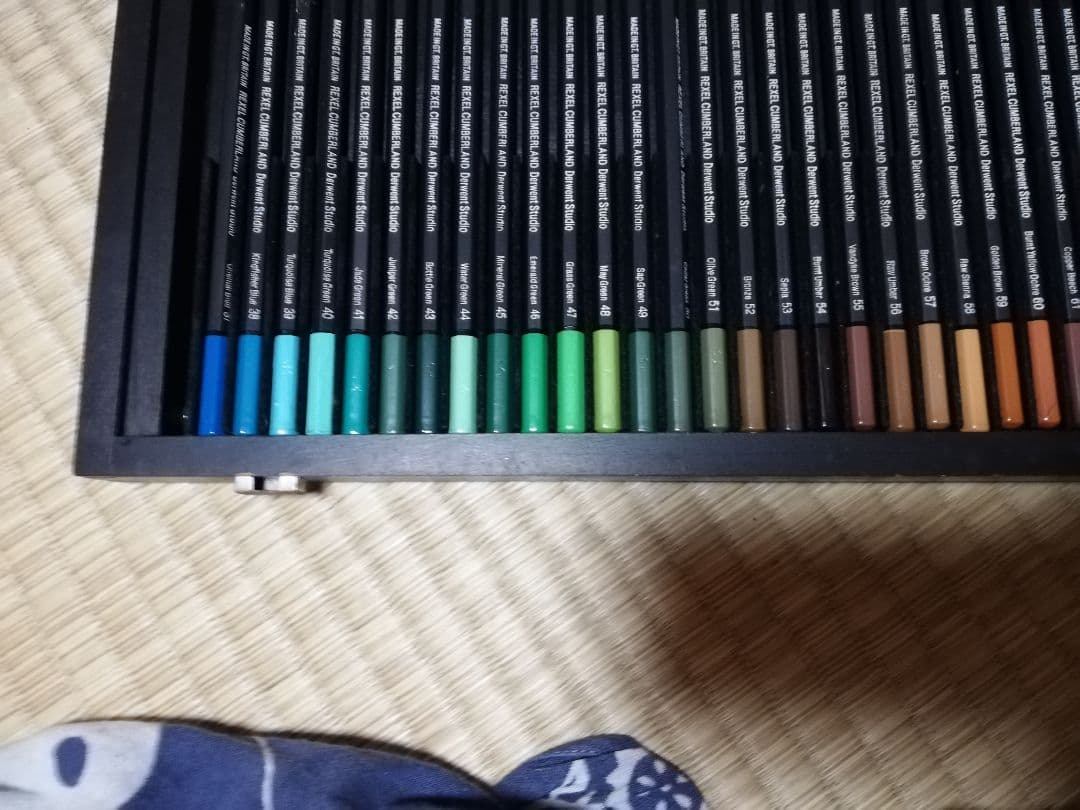 値下げ DERWENTダーウェント スタジオ色鉛筆 72本セット 木製ケース入り