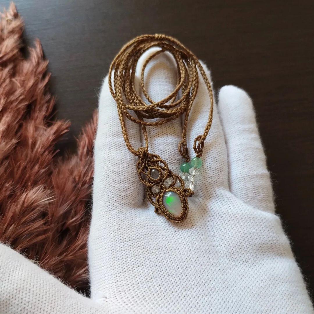 オパール&ブルートパーズのマクラメ編みネックレス　ペンダント　天然石