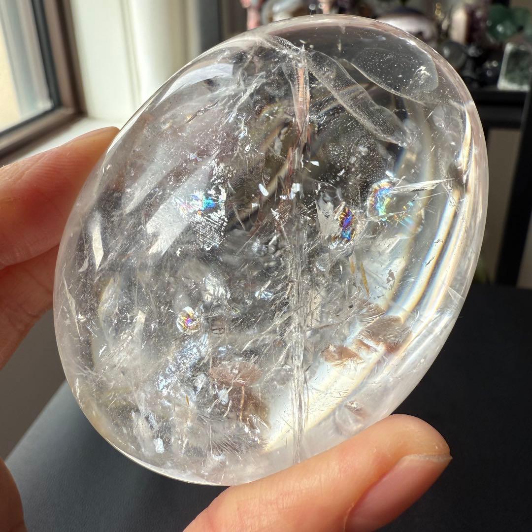 天然石虹あり　水晶の握り石　置物NO.020509