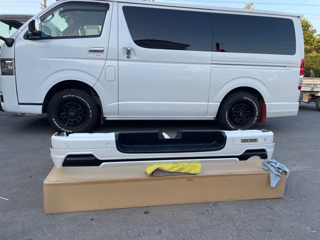 ハイエースTRD.ホワイト、リアバンパー.スポイラ