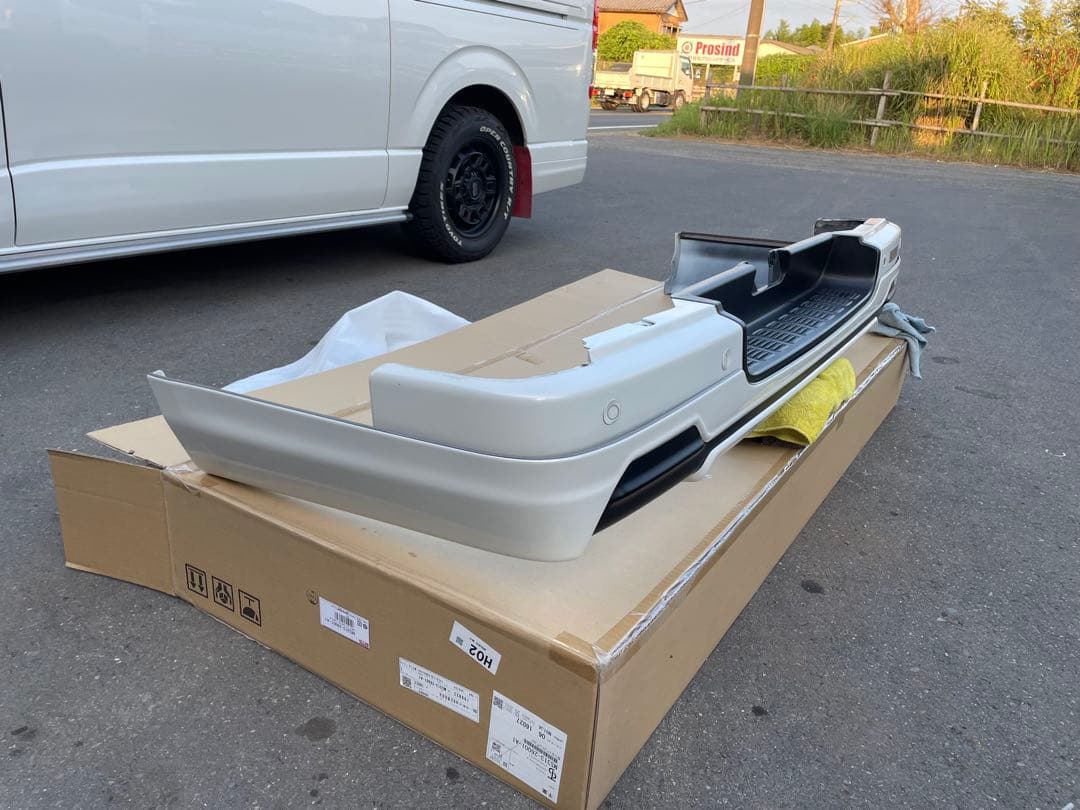 ハイエースTRD.ホワイト、リアバンパー.スポイラ