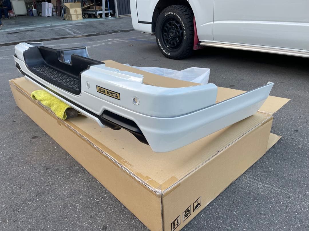 ハイエースTRD.ホワイト、リアバンパー.スポイラ