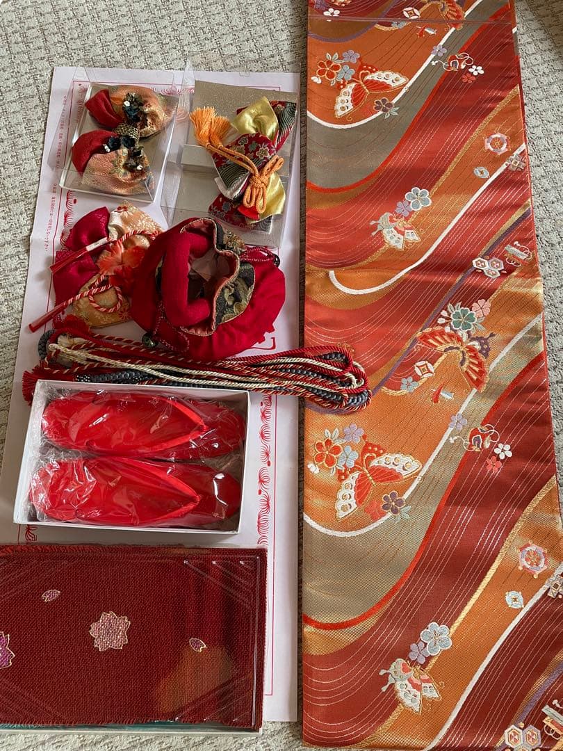 ぱ*む様 【再出品・引越し処分】送料込み・売り切り!! 成人式の赤い花柄振袖と付