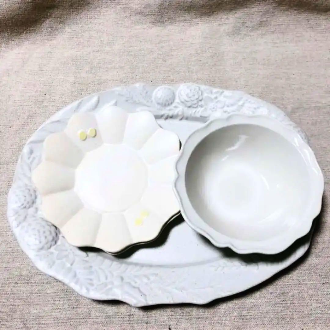 よしざわ窯　白い西洋スープ鉢 ホワイト　リース皿　マーガレットと蝶々