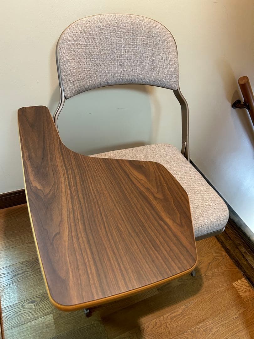 アメリカ初のオールスチールクッション付きのタイプ(１椅子）