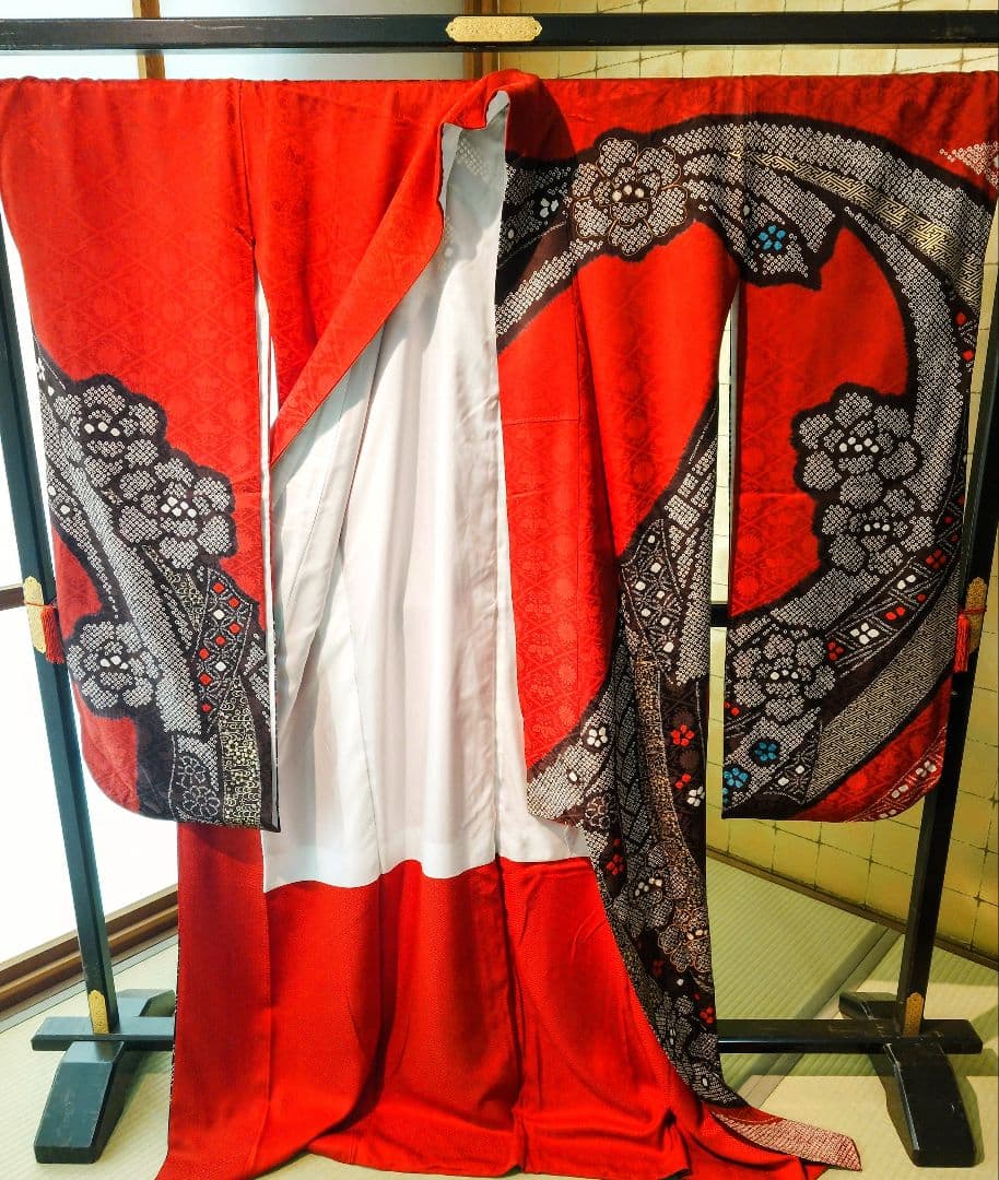 赤い振袖 花柄と幾何学模様