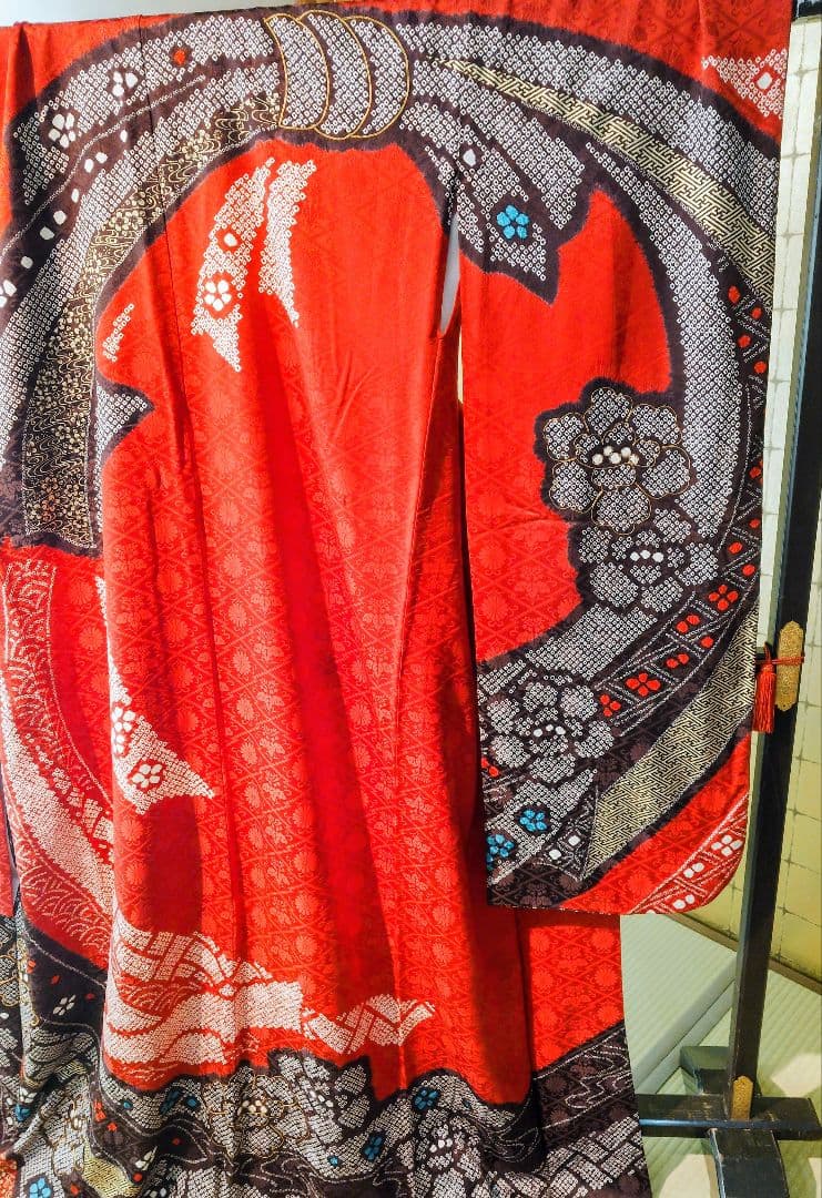赤い振袖 花柄と幾何学模様