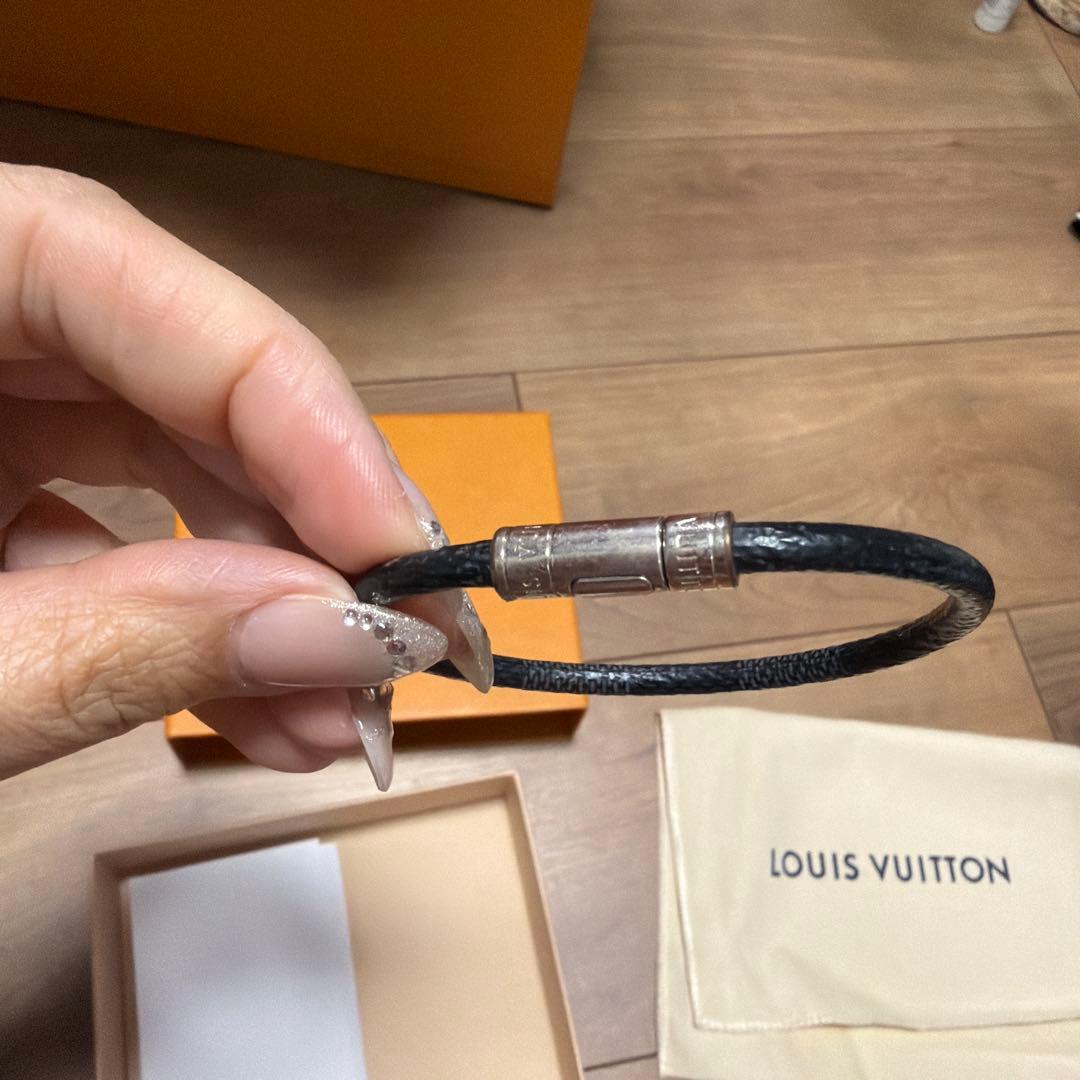 LOUIS VUITTON ブラックレザーブレスレット