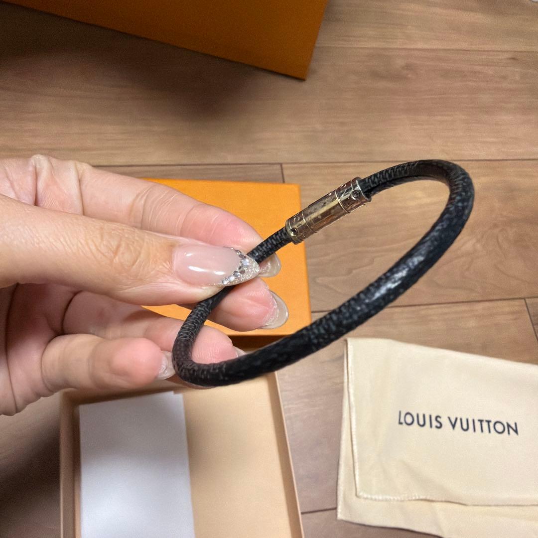 LOUIS VUITTON ブラックレザーブレスレット