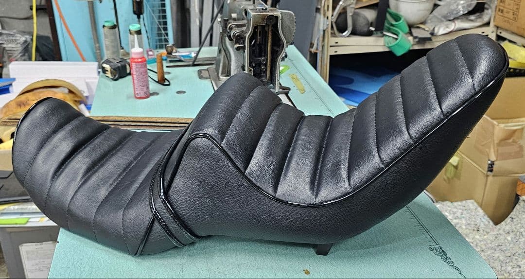 カワサキ　バリオス　バリオス1型　特注オーダー　　チョビ三段シート　カワサキ刺繍