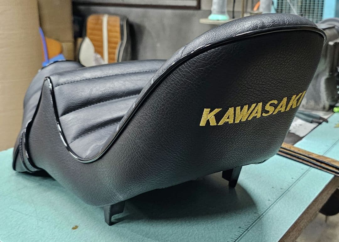 カワサキ　バリオス　バリオス1型　特注オーダー　　チョビ三段シート　カワサキ刺繍