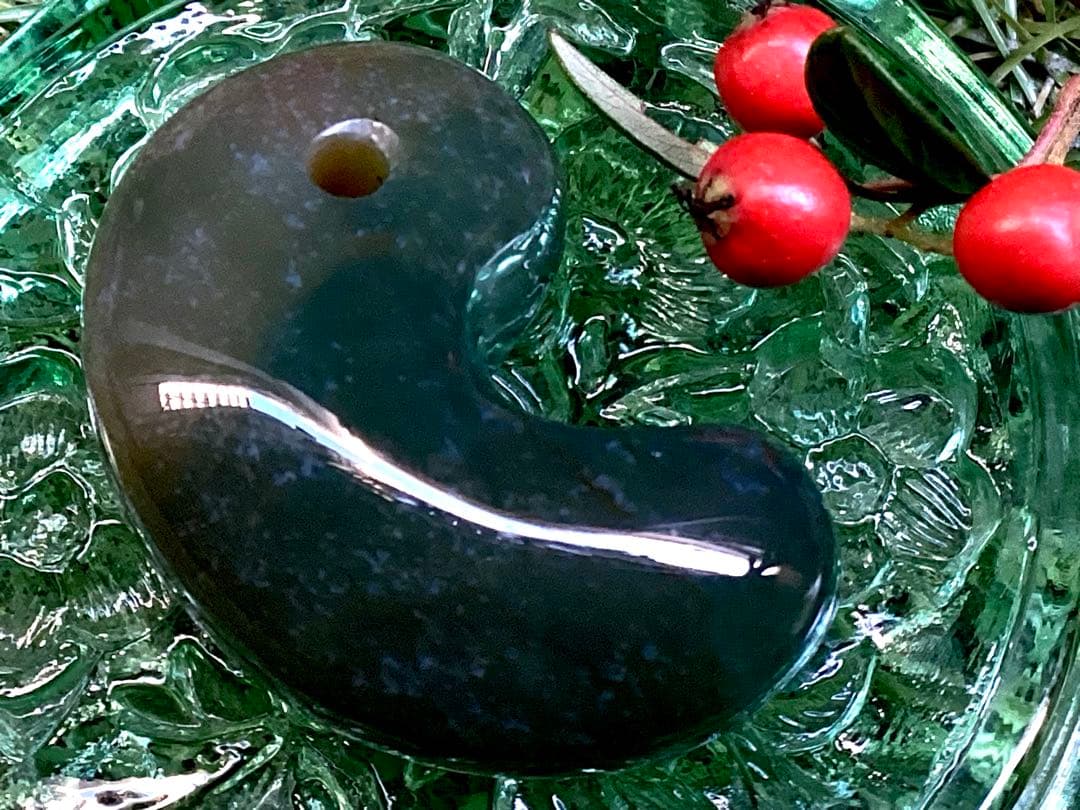 とびっきりの出雲石‼️ 超レア物‼️出雲碧玉勾玉　2度と入手は困難な別格品　本物保証