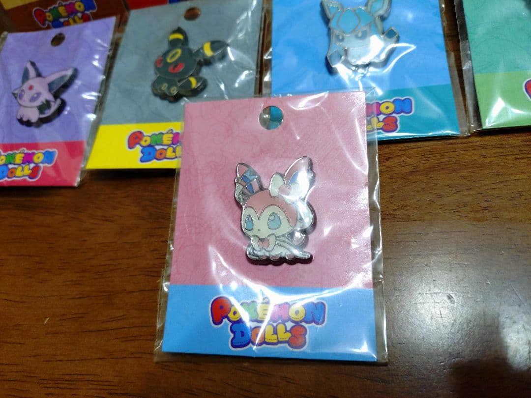 ポケモンドールズ　イーブイ　メタルピンバッジセット