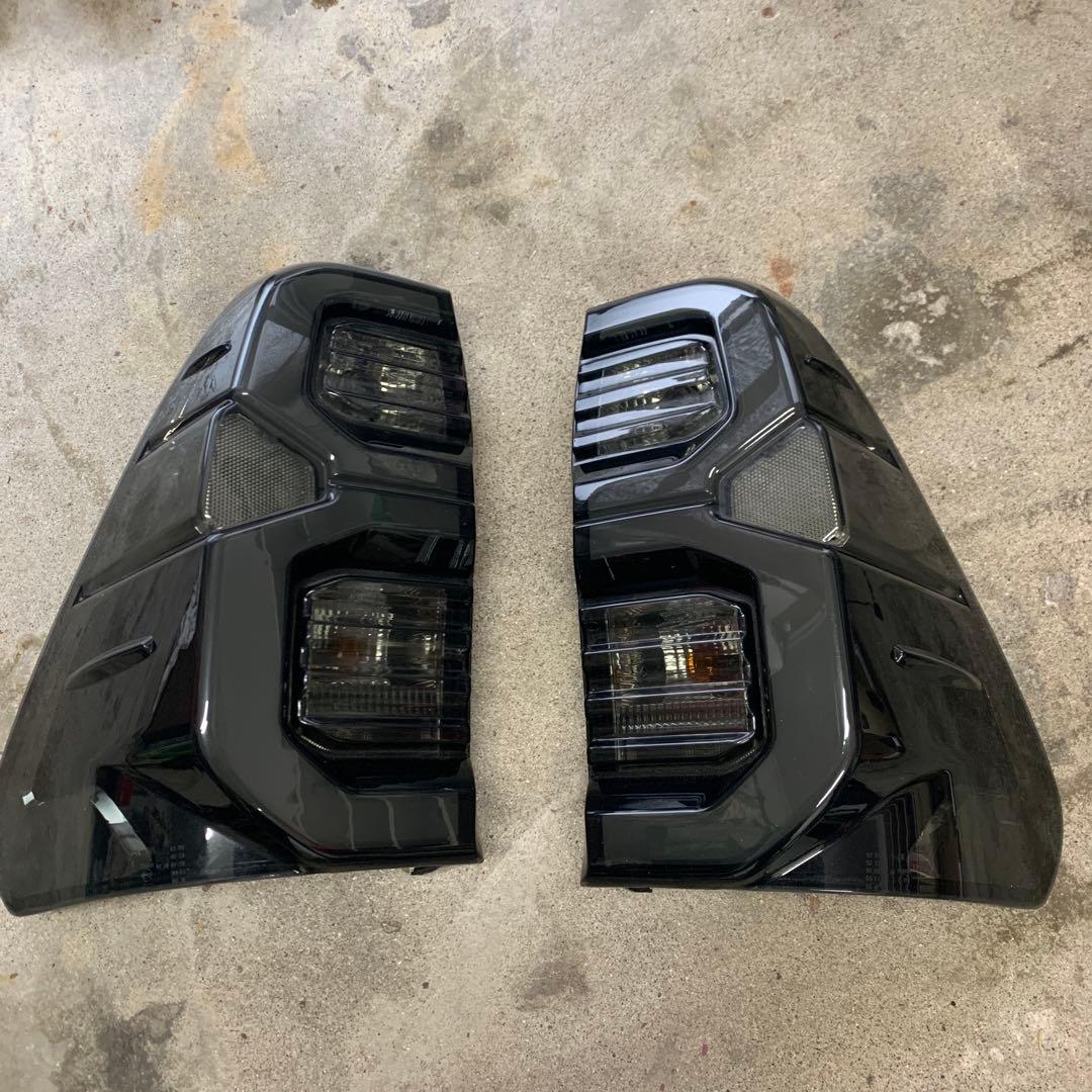 ハイラックスgun125ブラックテールランプ スモークレンズ左右　　　早い物勝ち