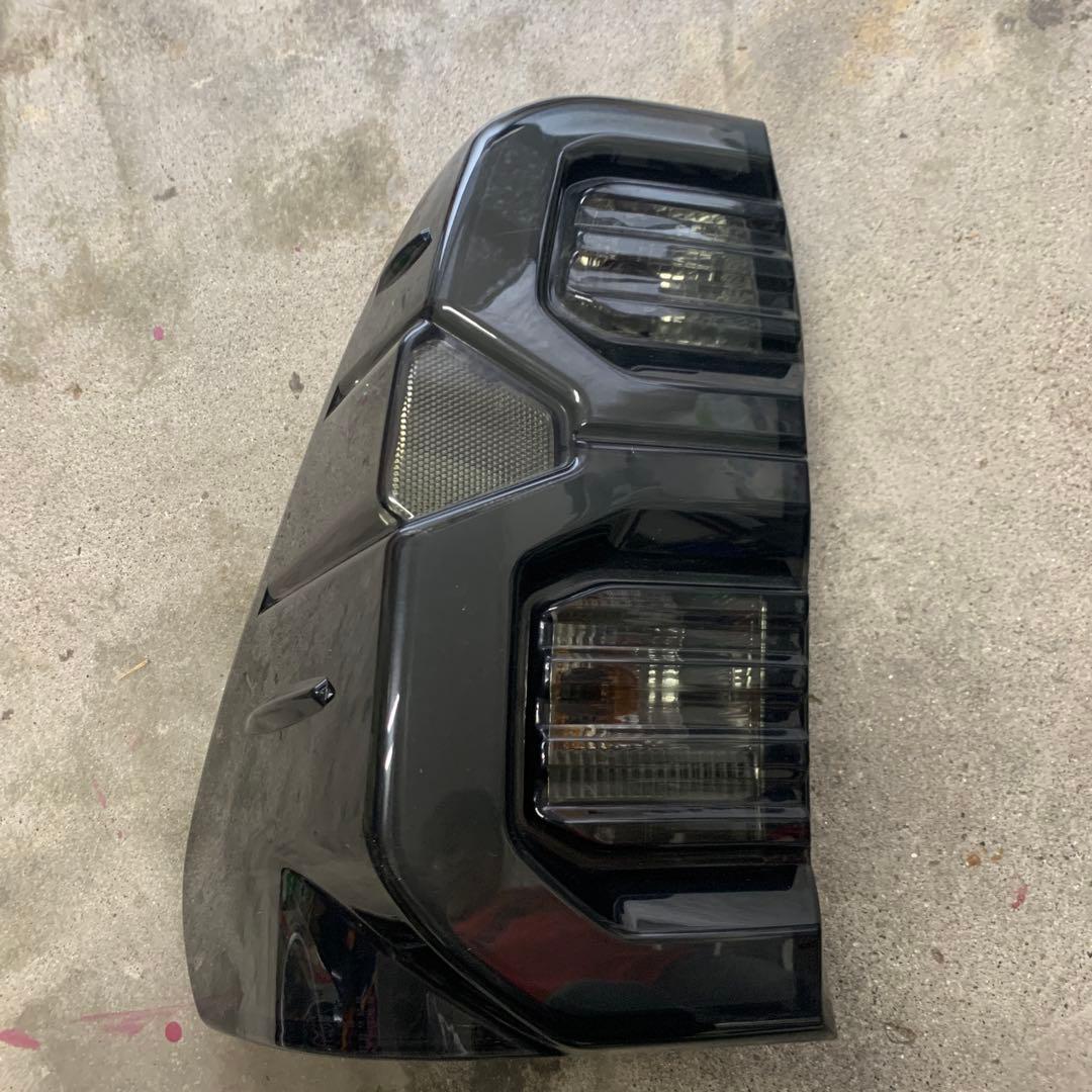 ハイラックスgun125ブラックテールランプ スモークレンズ左右　　　早い物勝ち