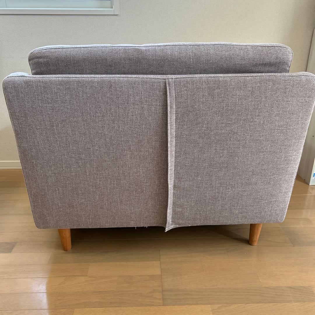 パープルグレーの2人掛けファブリックソファ