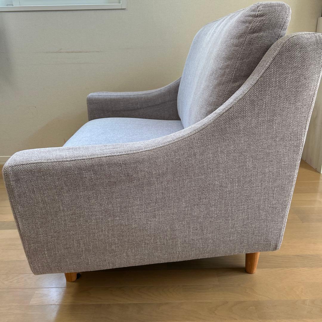 パープルグレーの2人掛けファブリックソファ