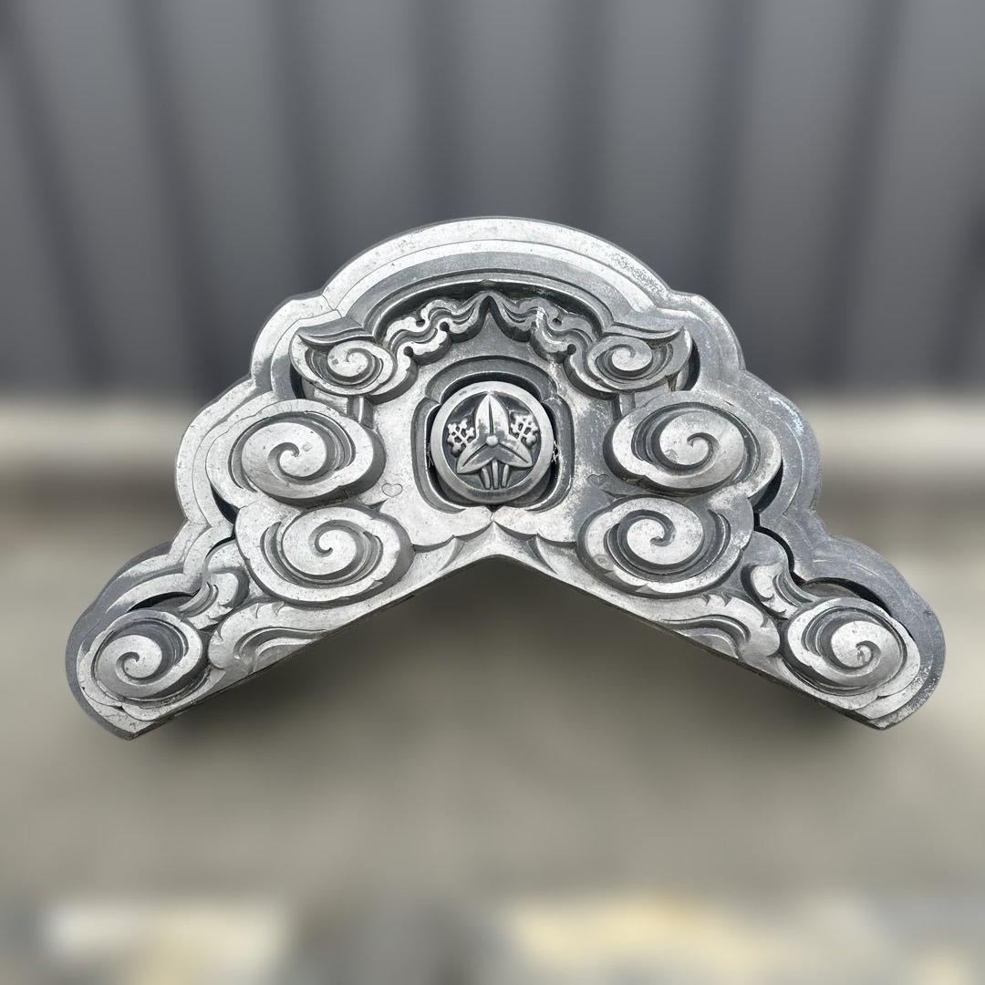 希少品　魔除け　骨董品　びん付き飾り鬼瓦　台付、文鎮付