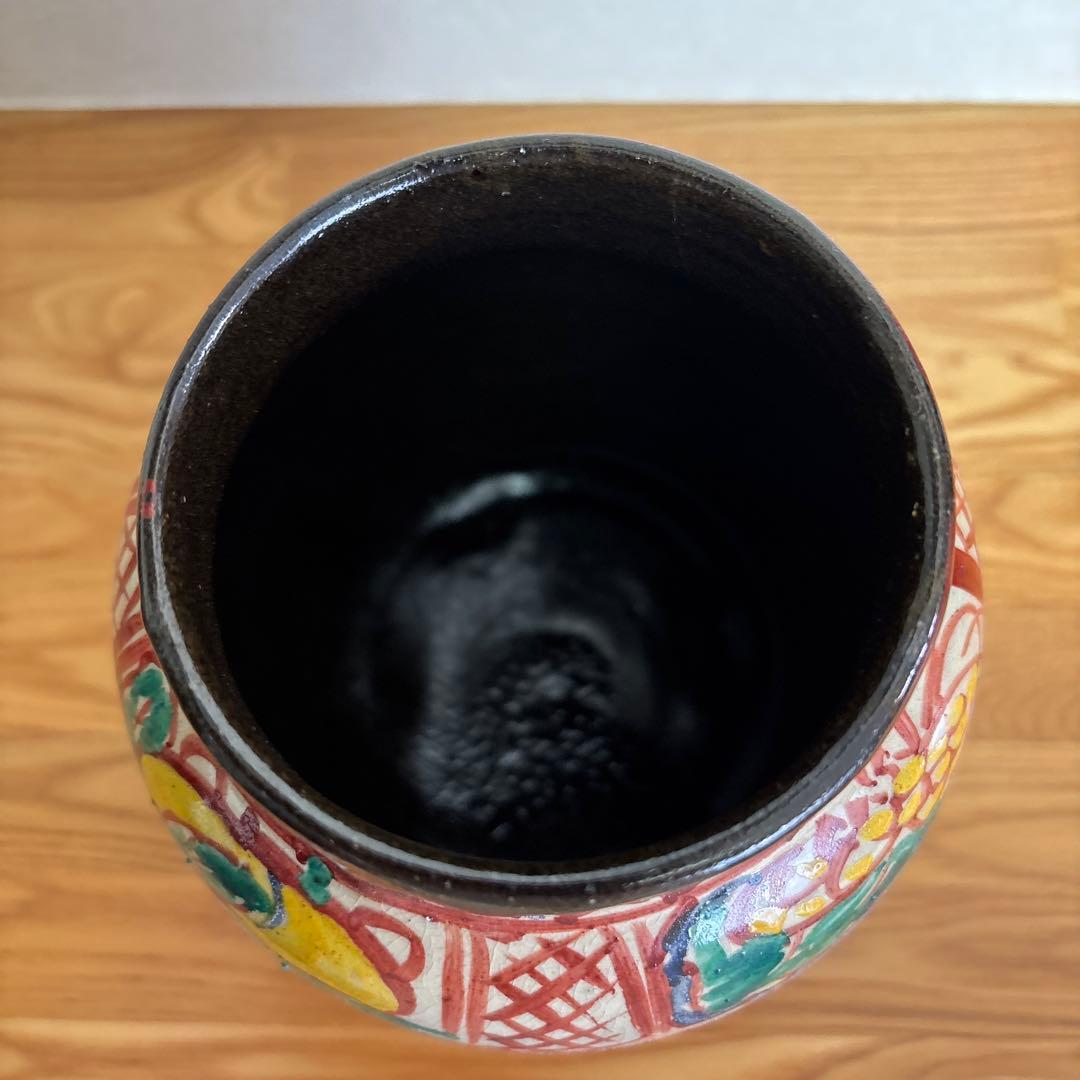 小橋川永昌（二代目仁王）赤絵壺　一等彫刻の紋様