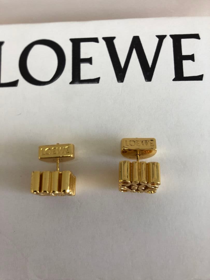 LOEWE ロエベ　ゴールド　ピアス　上品　ロゴ　ファッション
