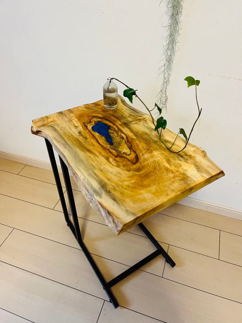 レジンテーブル　サイドテーブル　ソファテーブル　一枚板　栃の木