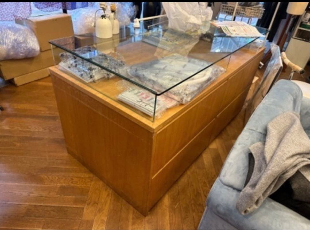 アパレル　陳列棚　ガラスケース　展示