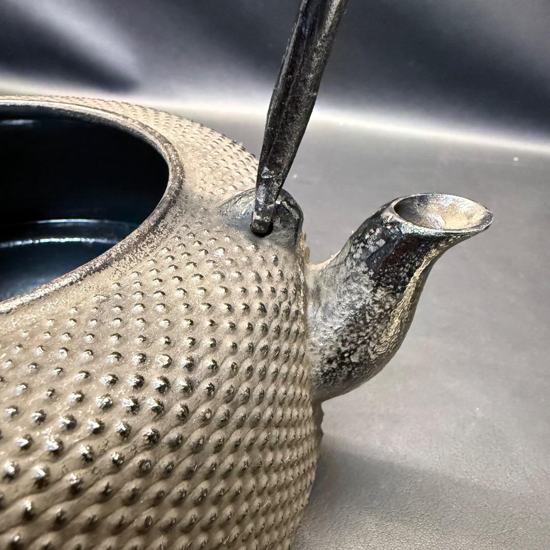 ◉※後右棚c1003 未使用保管品 南部鉄器 岩鋳 万代アラレ 鉄瓶 本場盛岡