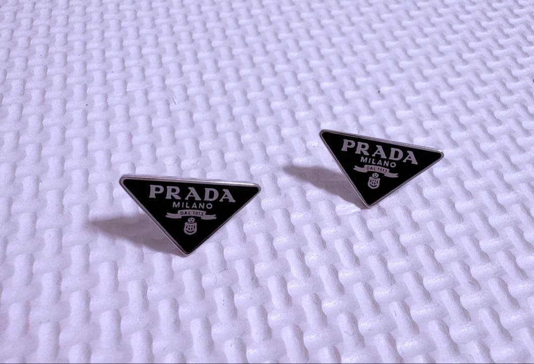 PRADA ブラック トライアングル ピアス