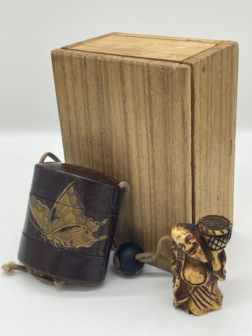 時代物 印籠 根付 金彩 蒔絵 蝶 骨製根付 古美術 箱付き