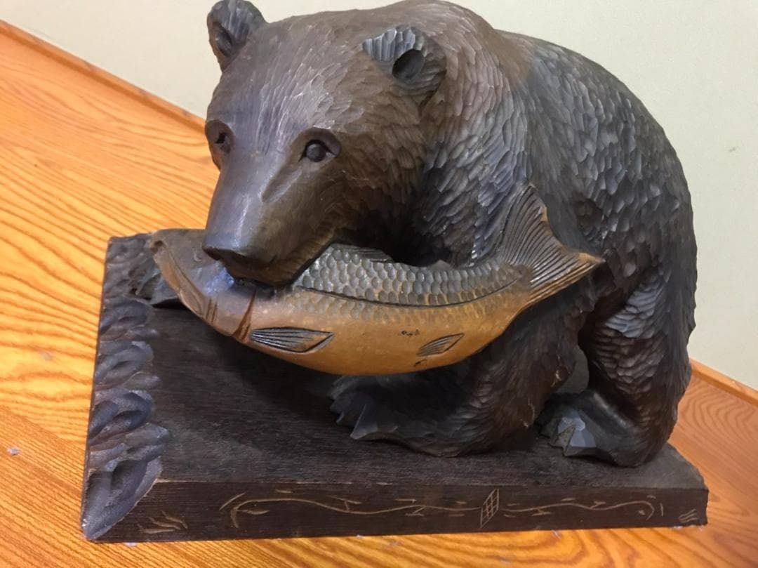 木彫りの熊　　　繁　峰　作