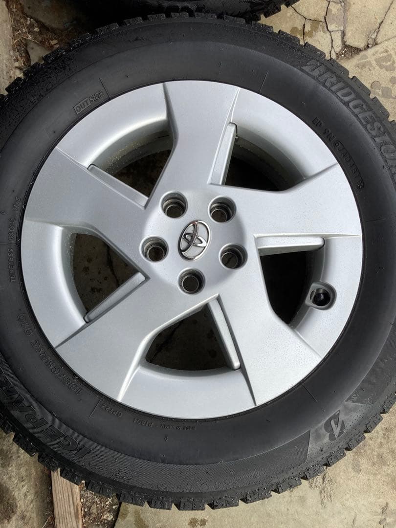 トヨタ プリウス純正15インチ スタッドレスタイヤ ホイールセット