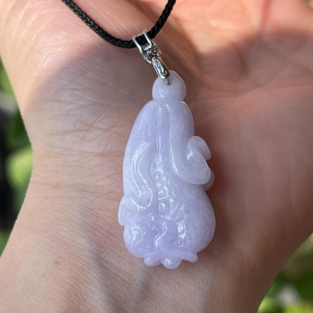 鑑別書付・無処理天然ミャンマー産本翡翠白菜ラベンダー金運アップペンダント8174