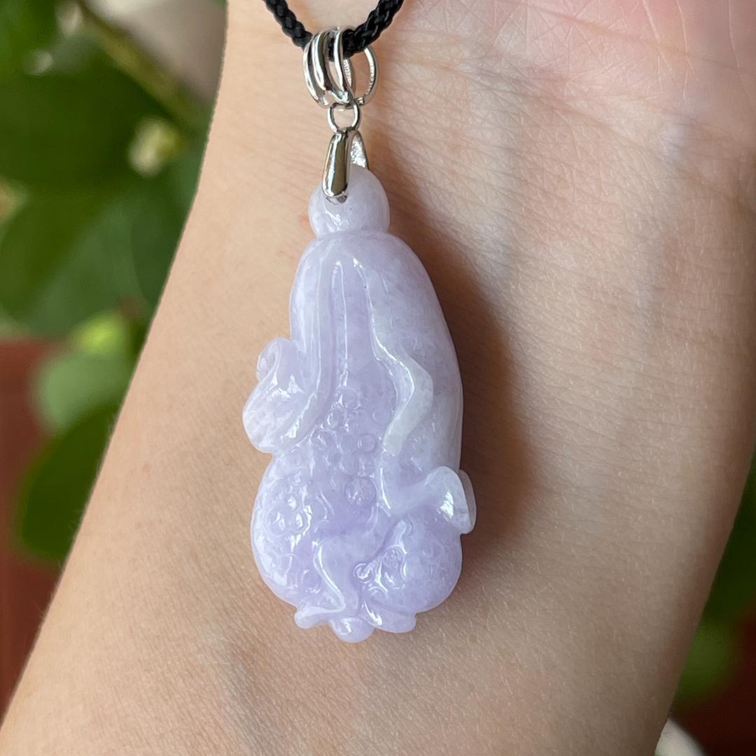 鑑別書付・無処理天然ミャンマー産本翡翠白菜ラベンダー金運アップペンダント8174