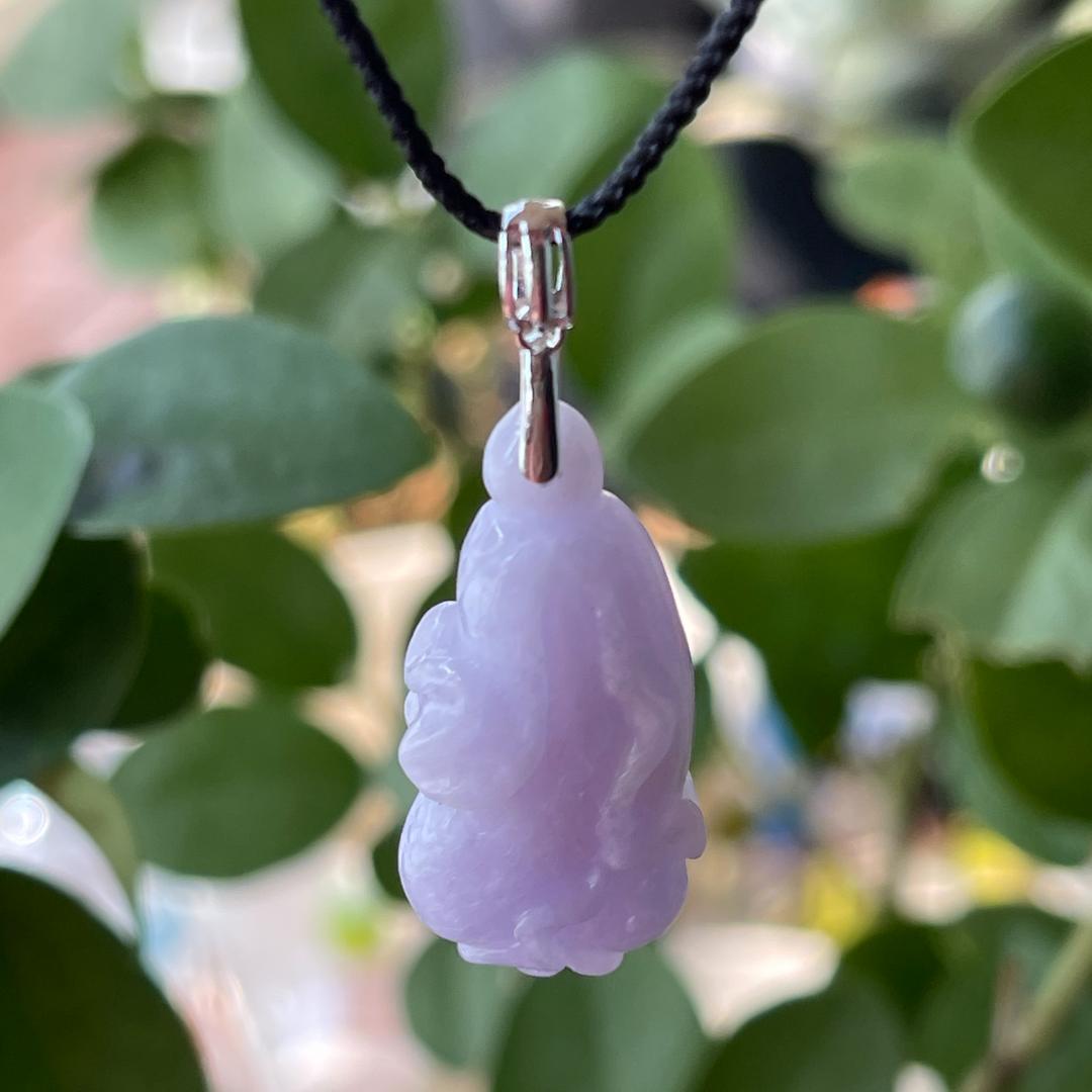 鑑別書付・無処理天然ミャンマー産本翡翠白菜ラベンダー金運アップペンダント8174