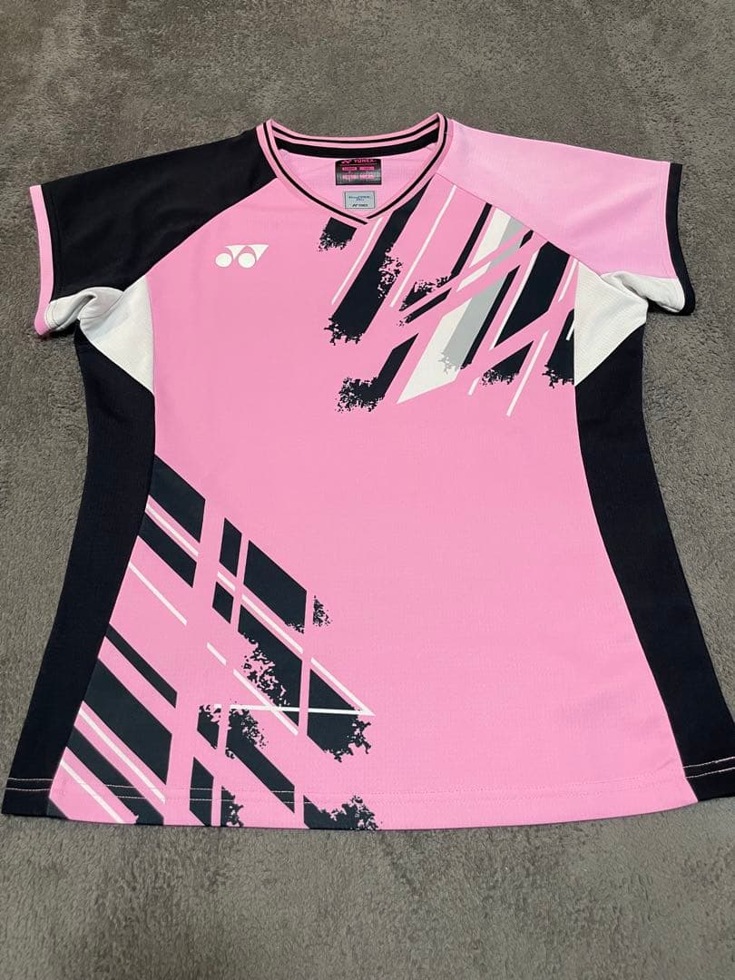 ヨネックス　ピンクユニフォーム上下セットＬサイズ