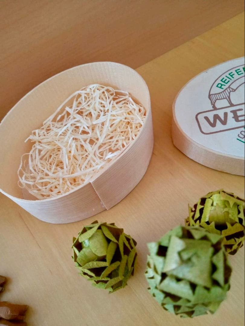 ドイツ　ザイフェン　わっぱ　木工品　ウサギの家族と木