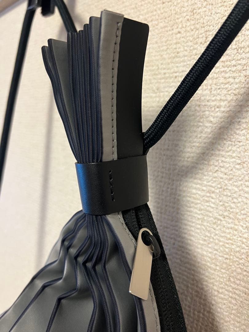 極美品イッセイミヤケPLEATS PLEASE ポリ リュック　プリーツバッグ