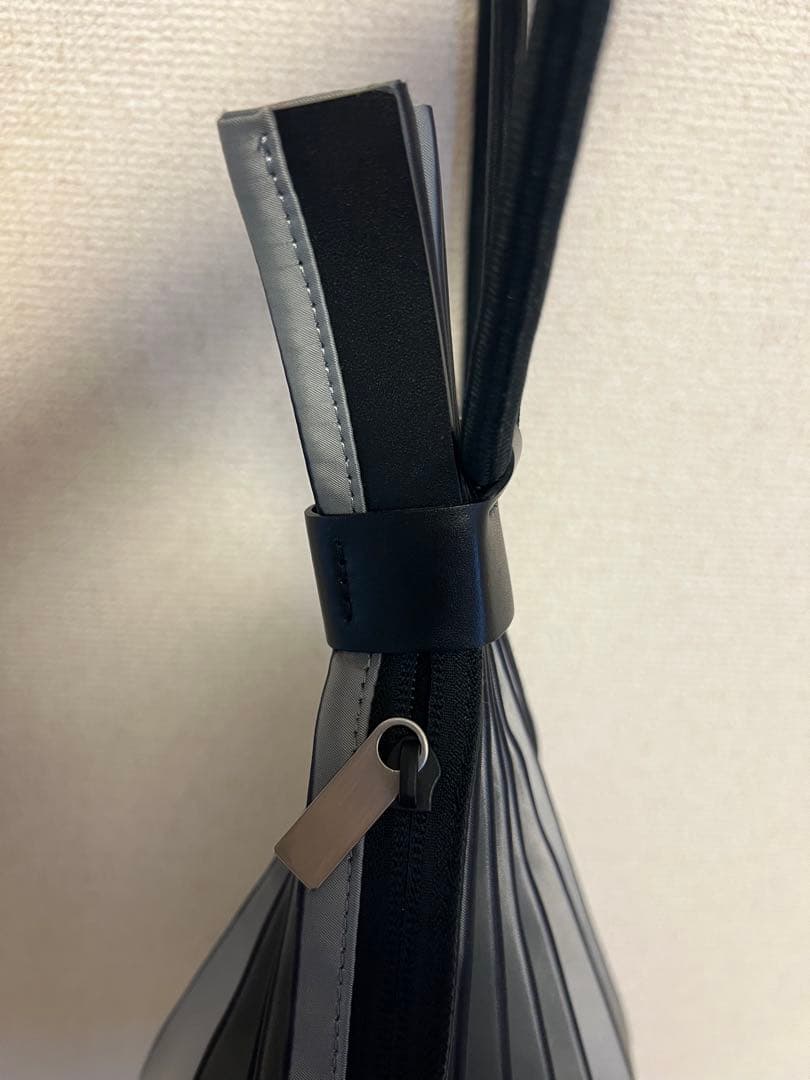 極美品イッセイミヤケPLEATS PLEASE ポリ リュック　プリーツバッグ