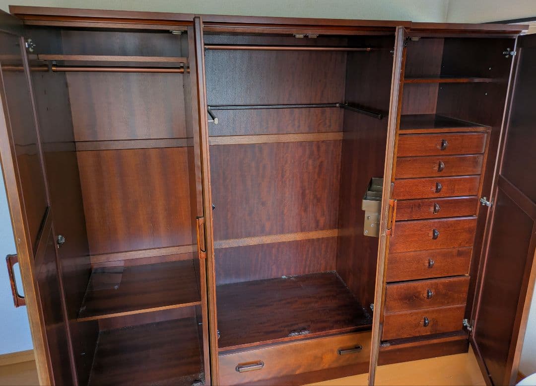 東海家具　美品 大容量 ルーバー扉 クローゼット ワードローブ チェスト 4枚扉