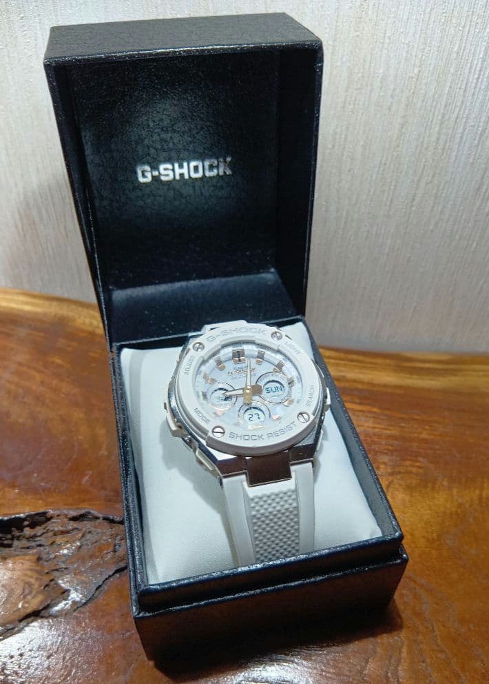 カシオ　G-SHOCK GST-W300 -7AJF　ホワイト　箱ごとメルカリ便